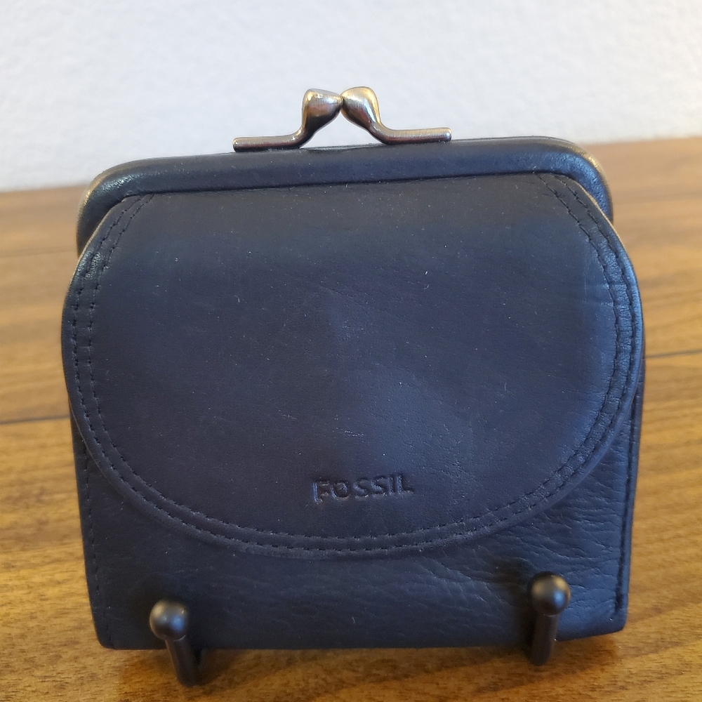 FOSSIL KISS LOCK COMPACT WALLET IN GREAT CONDITION!